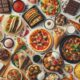a bijeloj podlozi prikazana je šarena i raznolika kolekcija jela iz različitih svjetskih kuhinja. U središtu se nalazi pizza s feferonima, okružena raznim slanim i slatkim delicijama. Tu su tacosi punjeni mesom i povrćem, tjestenine s umacima od rajčice i vrhnja, rolice sushija, ražnjići s roštilja, te mesni i povrtni gulaš u crnoj zdjeli. Među desertima ističu se sladoledi s raznim preljevima, čokoladne kocke, muffini i šareni kolačići. Vidljive su i zdjelice s umacima i dipovima, kao i salata u obliku stošca. Cijela kompozicija odiše bogatstvom okusa, boja i kultura, stvarajući vizualno privlačan prizor koji slavi kulinarsku raznolikost i užitak u hrani.