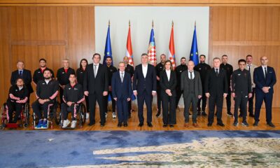 Fotografija prikazuje više ljudi u uredu nekog visokog dužnosnika, neki od njih su u invalidskim kolicima.