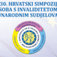 Slika je promotivna grafika za 30. HRVATSKI SIMPOZIJ OSOBA S INVALIDITETOM S MEĐUNARODNIM SUDJELOVANJEM. U pozadini se nalazi zastava Europske unije – plava površina s diskretno prikazanim žutim zvjezdicama, što simbolizira europski okvir i podršku.
