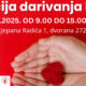 Promotivna grafika za akciju darivanja krvi na jarko crvenoj pozadini. Na vrhu velikim bijelim slovima piše “Akcija darivanja krvi”, a ispod “28.11.2025. od 9.00 do 15.00 sati” te “Trg Stjepana Radića 1, dvorana 272 i 275”. U donjem dijelu slike prikazane su dvije otvorene ljudske ruke koje drže malo crveno srce napravljeno od pređe. U donjem lijevom kutu nalaze se logotipi Grada Zagreba, Gradskog ureda za zdravstvo, Crvenog križa i Kluba darivatelja krvi.
