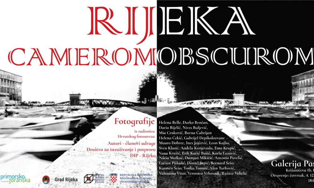 Na plakatu se prikazuje najava fotografske izložbe pod nazivom „Rijeka Camerom Obscurom“. Vizual je podijeljen na dvije polovice: lijeva strana prikazuje crno-bijelu fotografiju riječke industrijske obale s brodovima u prvom planu, dok desna strana prikazuje negativ iste fotografije, stvarajući zanimljiv kontrast i igru svjetla. Naslov izložbe istaknut je velikim crvenim i bijelim slovima pri vrhu. U središnjem dijelu nalazi se tekst koji objašnjava da su fotografije nastale na radionicama Hrvatskog fotosaveza, a autori su članovi udruge Društvo za istraživanje i potporu – DIP Rijeka. Ispod su navedena imena brojnih autora, što ukazuje na kolektivni i inkluzivni karakter projekta. Na dnu plakata istaknuta je lokacija izložbe – Galerija Pasaž, Križanićeva 1b, Rijeka, s datumom otvorenja: četvrtak, 4. prosinca 2025. u 18:00 sati. Prikazani su i logotipi organizatora i pokrovitelja, uključujući Hrvatski fotosavez, Grad Rijeku, Ministarstvo znanosti i obrazovanja te druge institucije.