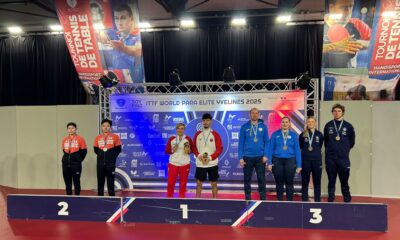 Fotografija prikazuje nekoliko ljudi kako stoji na postolju s medaljama oko vrata.