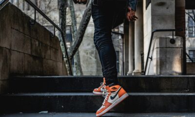 Fotografija prikazuje osobu u narančastim nike tenisicama kako se panje niz stepenice.