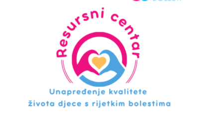 Na slici se nalazi promotivna grafika projekta usmjerenog na poboljšanje kvalitete života djece s rijetkim bolestima u Hrvatskoj. Dominantni elementi uključuju logotipe, tekstualne informacije i simboliku koja prenosi poruku podrške i zajedništva.