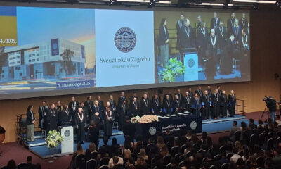 Svečana dodjela Rektorove nagrade na Sveučilištu u Zagrebu, s nizom sveučilišnih dužnosnika u akademskim odorama na pozornici ispred velikog ekrana s logotipom Sveučilišta.