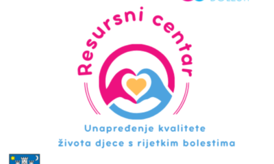 Fotografija prikazuje promotivni vizual povezan s projektom koji se bavi poboljšanjem kvalitete života djece s rijetkim bolestima. U središtu je okrugli logotip s dvije stilizirane ruke koje oblikuju srce oko manjeg srca, uz natpis „Resursni centar – unapređenje kvalitete života djece s rijetkim bolestima“. U gornjem desnom kutu nalazi se šareni logotip Hrvatskog saveza za rijetke bolesti. U donjem lijevom kutu prikazan je grb Grada Zagreba, uz tekst koji objašnjava da se projekt provodi uz financijsku podršku Grada Zagreba te da sadržaj predstavlja isključivu odgovornost Saveza.