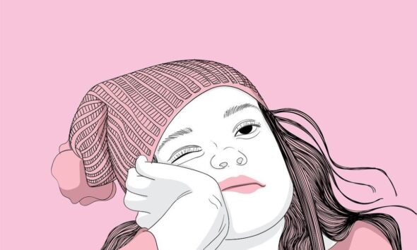 Na ilustraciji je prikazana osoba koja odmara glavu na ruci, u pozi koja odaje mirnoću ili zamišljenost. Pozadina je jednobojna, intenzivno ružičasta, što dodatno naglašava lik u prvom planu. Osoba nosi ružičasto-crvenu pletenu kapu s pomponom i ružičastu majicu dugih rukava. Lice je opušteno, jedno oko blago zatvoreno, a usne nježno stisnute, što stvara dojam tihe introspekcije ili snene pažnje. Kosa je duga i tamna, spušta se niz rame, a stil ilustracije je moderan i grafički – s čistim linijama i minimalnim sjenčanjem. Cjelokupna kompozicija odiše nježnošću, toplinom i emocionalnom suptilnošću, čineći ovu sliku vizualno dojmljivom i izražajnom.