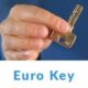 Fotografija prikazuje krupni plan ruke koja drži metalni ključ s oznakom "Euro Key". Ključ ima pravokutnu glavu i nazubljenu oštricu, što sugerira da je dizajniran za specifičan tip brave – vjerojatno prema europskim standardima. Pozadina je zamućena, čime se pažnja usmjerava isključivo na ključ i ruku koja ga drži. Ispod fotografije nalazi se natpis "Euro Key" u plavoj boji, jasno istaknut. Ova fotografija vjerojatno služi za edukaciju ili promociju vezanu uz sigurnosne sustave, brave ili pristupne tehnologije.