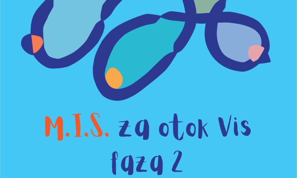Na fotografiji se nalazi grafički plakat s plavom pozadinom i stiliziranom ilustracijom koja podsjeća na povezane otoke ili oblike, obrubljene tamnoplavom linijom s raznobojnim točkama (ružičasta, zelena, narančasta i plava) na krajevima. Ispod ilustracije stoji tekst: "M.I.S. za otok Vis faza 2" Na dnu slike nalaze se tri logotipa: SV/MA — vjerojatno ime organizacije ili projekta Kružni logotip s figurom u pokretu — može predstavljati sport, rekreaciju ili aktivnost Zaklada Hrvatska za djecu — organizacija koja podržava projekte za dobrobit djece Plakat najavljuje drugu fazu projekta "M.I.S. za otok Vis", koji je vjerojatno usmjeren na razvoj zajednice, aktivnosti za djecu ili poticanje zdravog života na otoku Visu. Dizajn je vedar, moderan i usmjeren na pozitivne društvene promjene.