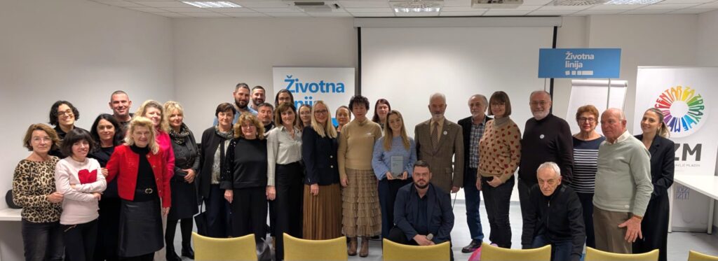 Velika grupna fotografija sudionika i suradnika kampanje „Životna linija“, okupljenih u zatvorenom prostoru, s logotipima organizatora u pozadini.