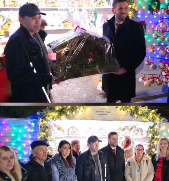 Fotografija je kolaž dviju blagdanskih scena koje prikazuju toplo i zajedničko slavlje, vjerojatno u organizaciji Županijske udruge slijepih Split, kako je naznačeno na natpisu iz donje fotografije. Gornja fotografija prikazuje dvojicu muškaraca koji drže ukrasni predmet zamotan u prozirnu foliju – izgleda poput ručno izrađene božićne jaslice ili minijaturne kućice s blagdanskim motivima. Iza njih se nalazi šareni blagdanski izložbeni prostor s vijencima, kuglicama i svjetlucavim lampicama, što stvara vedru i svečanu atmosferu. Donja fotografija prikazuje skupinu ljudi okupljenih ispod ukrašenog luka od zelenila i lampica. Iza njih se nalazi niz minijaturnih kućica u blagdanskom dekoru. Prisutnost natpisa "Županijska udruga slijepih Split" sugerira da je događaj organiziran u svrhu okupljanja, podrške i zajedničkog slavlja osoba s oštećenjem vida, uz snažan naglasak na inkluziju i zajedništvo.