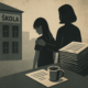 Na ilustraciji se vidi silueta djevojke koja stoji pognute glave, dok je odrasla osoba — vjerojatno roditelj ili skrbnik — nježno drži za rame u znak podrške. U pozadini se nalazi zgrada s natpisom „ŠKOLA“, što upućuje na školski ili institucionalni kontekst. U prvom planu prikazan je stol na kojem se nalazi šalica te hrpa papira i jedan dokument, simbolizirajući birokratske postupke, prijave ili službenu dokumentaciju. Cijela ilustracija izvedena je u tamnim, jednobojnim tonovima, stvarajući ozbiljan, pomalo težak i emocionalno nabijen ugođaj.