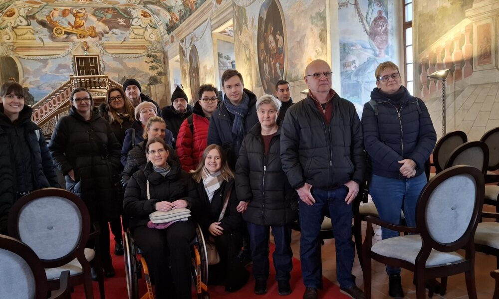 Fotografija prikazuje ljude koji stoje u nekom muzeju.