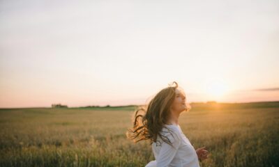 Fotografija prikazuje kako djevojka šeta u prirodi po suncu.