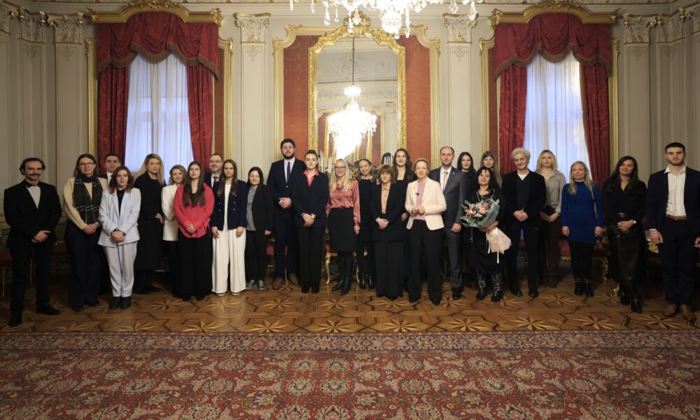 Skupina dobitnika nagrade Luka Ritz pozira u svečanoj dvorani Grada Zagreba.