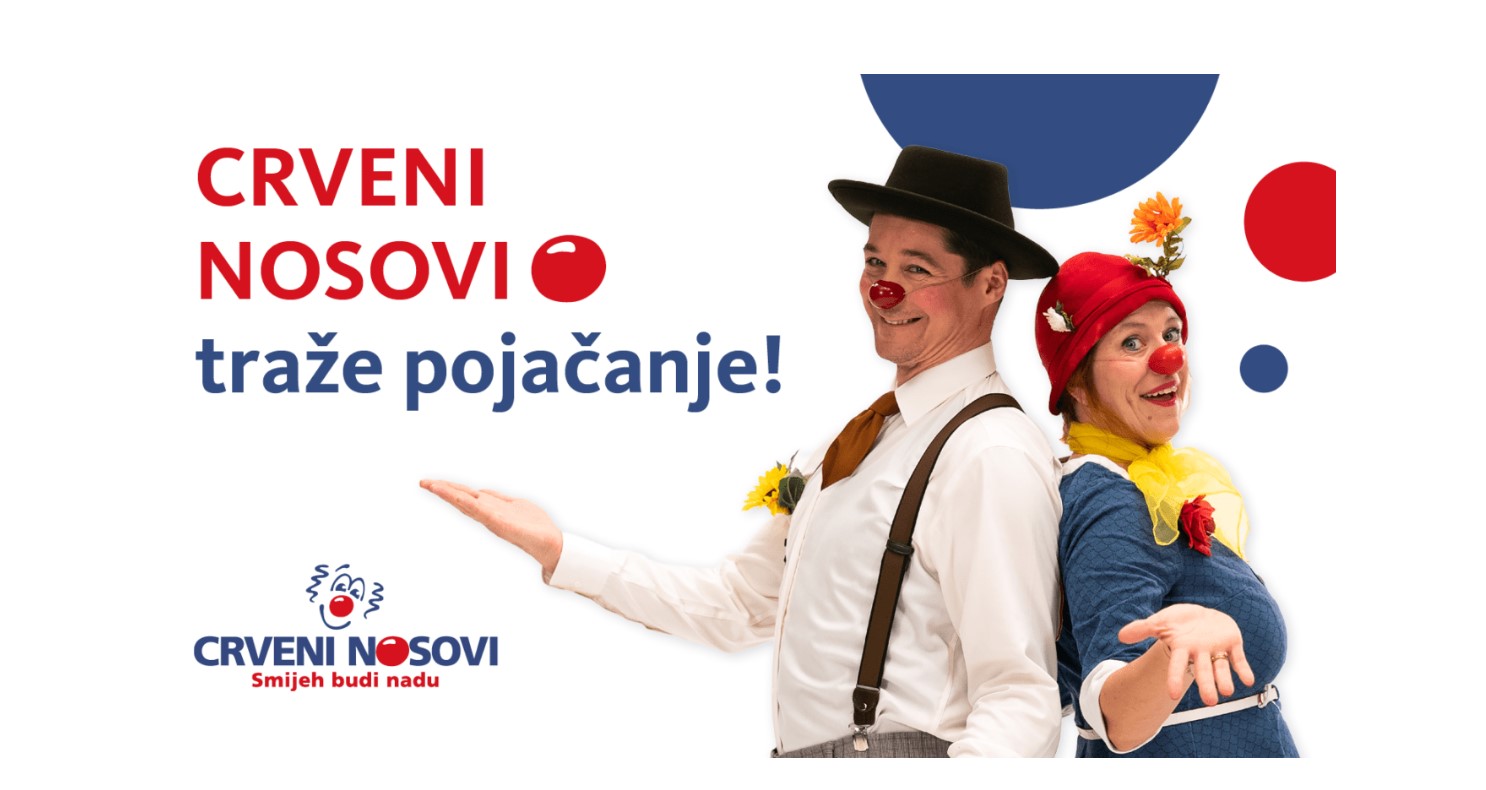 Na fotografiji su dvije osobe odjevene kao klaunovi, vedrog i razigranog izgleda. Oboje nose crvene nosove, šarenu odjeću i dodatke poput cvijeća, šešira i prsluka. Smiješe se i gestikuliraju otvorenim dlanovima, stvarajući dojam topline, pristupačnosti i radosti. Pozadina je grafički stilizirana u crvenim i plavim oblicima, što dodatno naglašava živost i energiju prizora. Na vrhu stoji natpis “CRVENI NOSOVI traže pojačanje!”, a pri dnu se nalazi logotip organizacije Crveni nosovi – klaunovidoktori, uz slogan “Smijeh budi nadu”. Cijela slika djeluje kao poziv na pridruživanje njihovom timu, naglašavajući optimizam, humor i humanitarnu misiju.