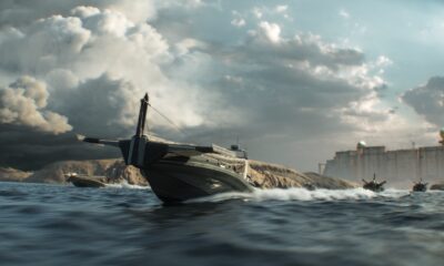 Futuristički čamac plovi uzburkanim morem, u pozadini je utvrda pod tamnim oblacima.