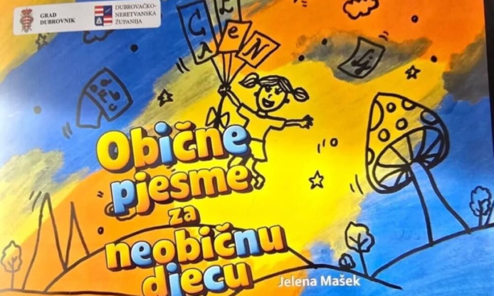 Na fotografiji je naslovnica dječje knjige živih, razigranih boja. Pozadina prelazi iz plave u žutu i narančastu, a po njoj su raspršeni ilustrirani oblaci, zvjezdice, drveće i velika gljiva u bajkovitom stilu. U središtu se nalazi nasmijano dijete koje leti držeći balone s ispisanim slovima. Naslov “Obične pjesme za neobičnu djecu” istaknut je velikim, šarenim slovima, a ispod njega stoji ime autorice, Jelena Mašek. U gornjem lijevom kutu nalaze se oznake Grada Dubrovnika i Dubrovačko‑neretvanske županije. Cijela naslovnica odiše toplinom, maštom i pozivom na igru.