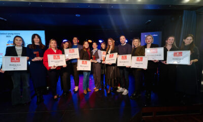 Predstavnici nagrađenih tvrtki poziraju s priznanjima na dodjeli "Poslodavac prvog izbora".