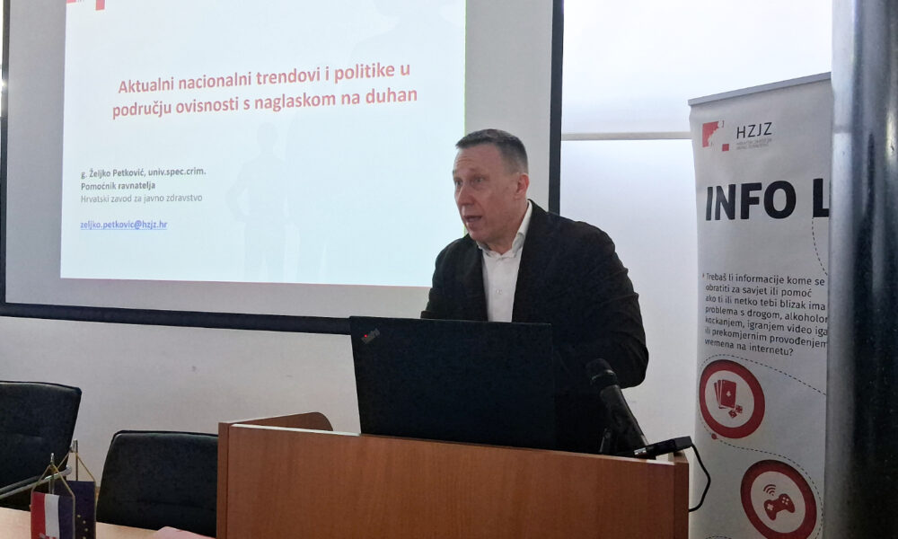 Predavanje o ovisnostima i duhanu u organizaciji HZJZ-a, govornik za govornicom.