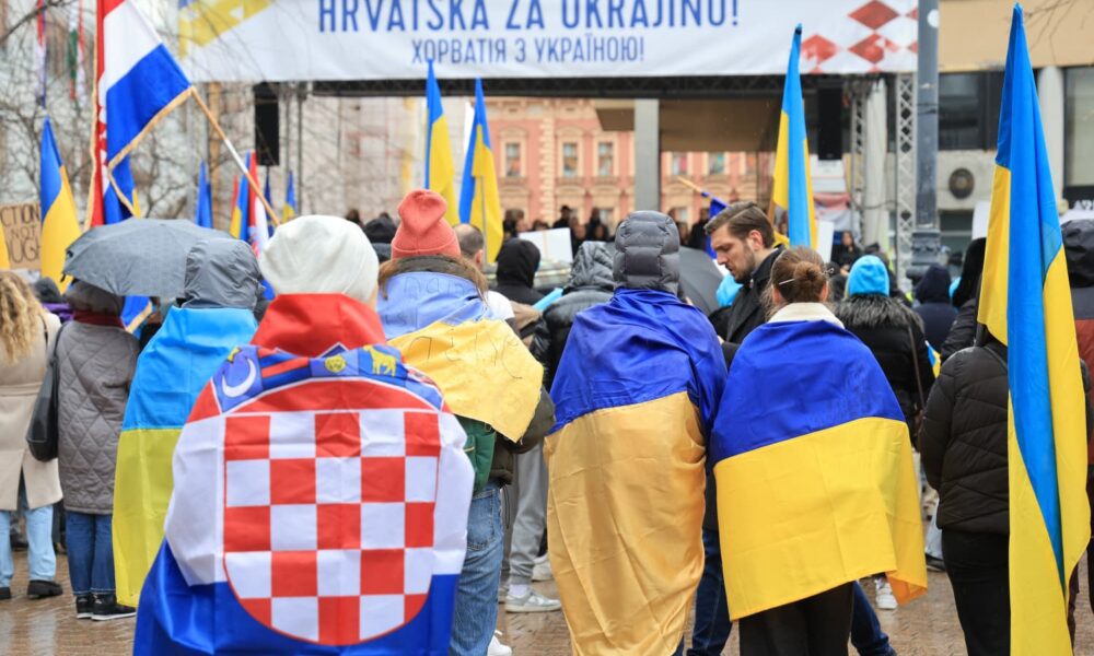 Građani s hrvatskim i ukrajinskim zastavama na skupu podrške Ukrajini.