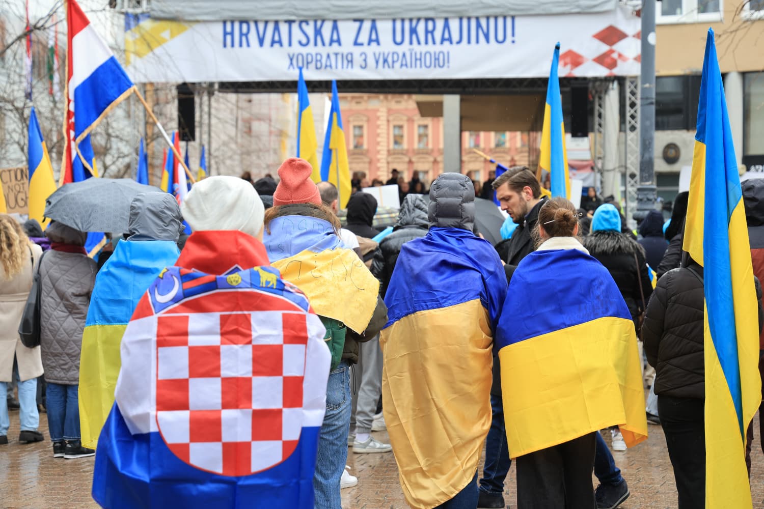 Građani s hrvatskim i ukrajinskim zastavama na skupu podrške Ukrajini.