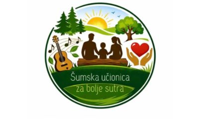 Fotografija prikazuje promotivni plakat za projekt „Šumska učionica za bolje sutra“, uz podršku nekoliko hrvatskih institucija i udruga. Glavni vizual U središtu je ilustracija obitelji – dvoje odraslih i jedno dijete – kako sjede na panju u šumskom okruženju. Oko njih su drveće, sunce, ptica i glazbene note, što stvara osjećaj prirode, zajedništva i kreativnosti. Iznad obitelji prikazane su dvije ruke koje drže srce, simbol brige, podrške i inkluzije.