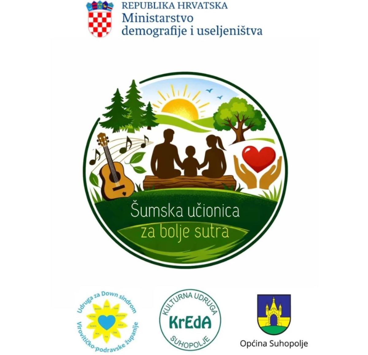 Fotografija prikazuje promotivni plakat za projekt „Šumska učionica za bolje sutra“, uz podršku nekoliko hrvatskih institucija i udruga. Glavni vizual U središtu je ilustracija obitelji – dvoje odraslih i jedno dijete – kako sjede na panju u šumskom okruženju. Oko njih su drveće, sunce, ptica i glazbene note, što stvara osjećaj prirode, zajedništva i kreativnosti. Iznad obitelji prikazane su dvije ruke koje drže srce, simbol brige, podrške i inkluzije.