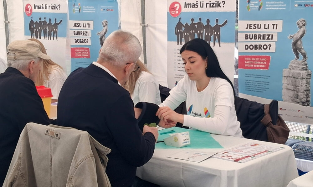 Zdravstveni punkt na javnom događanju s pregledom i savjetovanjem o zdravlju bubrega.