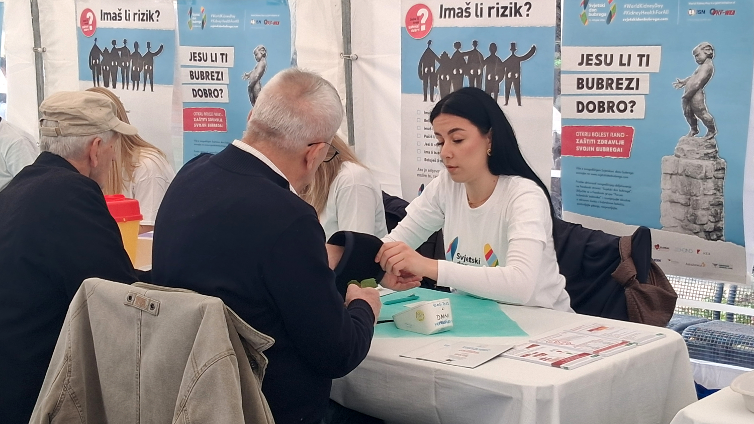 Zdravstveni punkt na javnom događanju s pregledom i savjetovanjem o zdravlju bubrega.