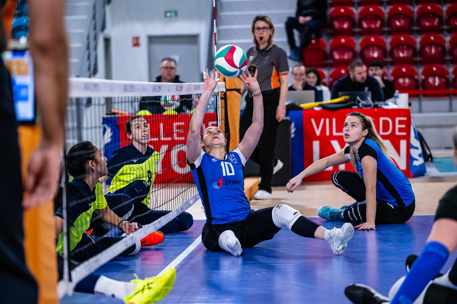 Igračice sjedeće odbojke u akciji na utakmici Golden EuroLeague Women u Lyonu.