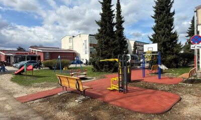 Fotografija prikazuje vanjski rekreacijski prostor koji kombinira dječje igralište i zonu za vježbanje na otvorenom.