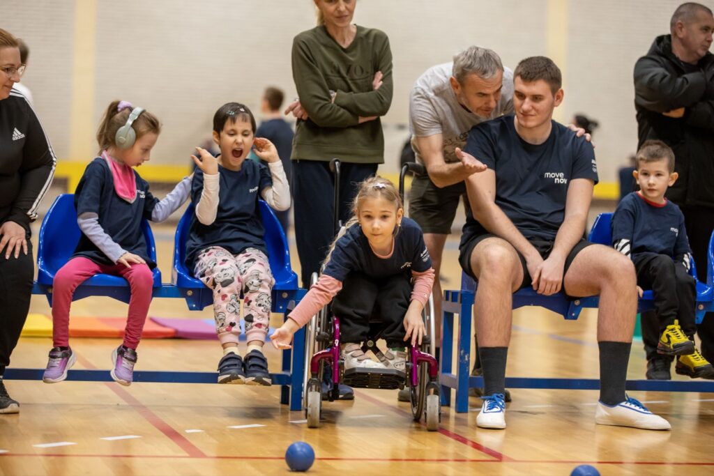 Djeca igraju bocciju uz podršku trenera i roditelja.