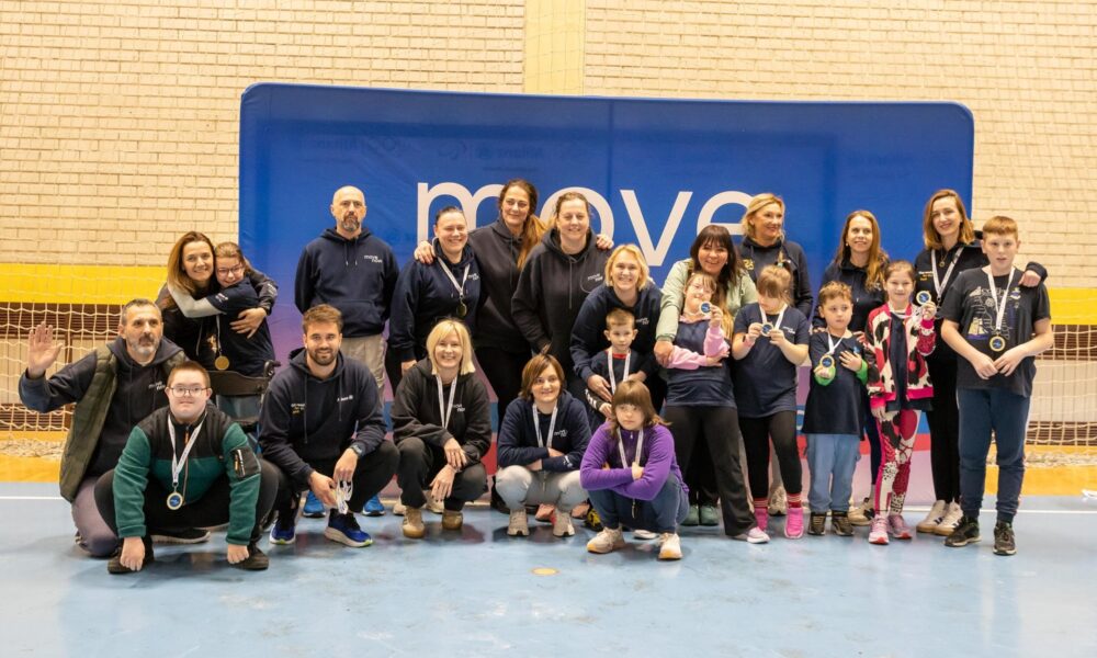 Sudionici i treneri poziraju s medaljama nakon sportskog programa.