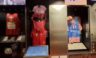 Fotografija prikazuje razne sportske predmete u izložbi.