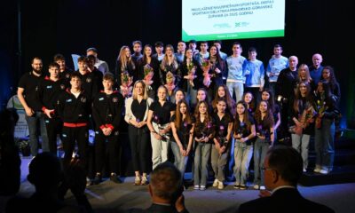 Fotografija prikazuje više osoba koje stoje na pozornici.