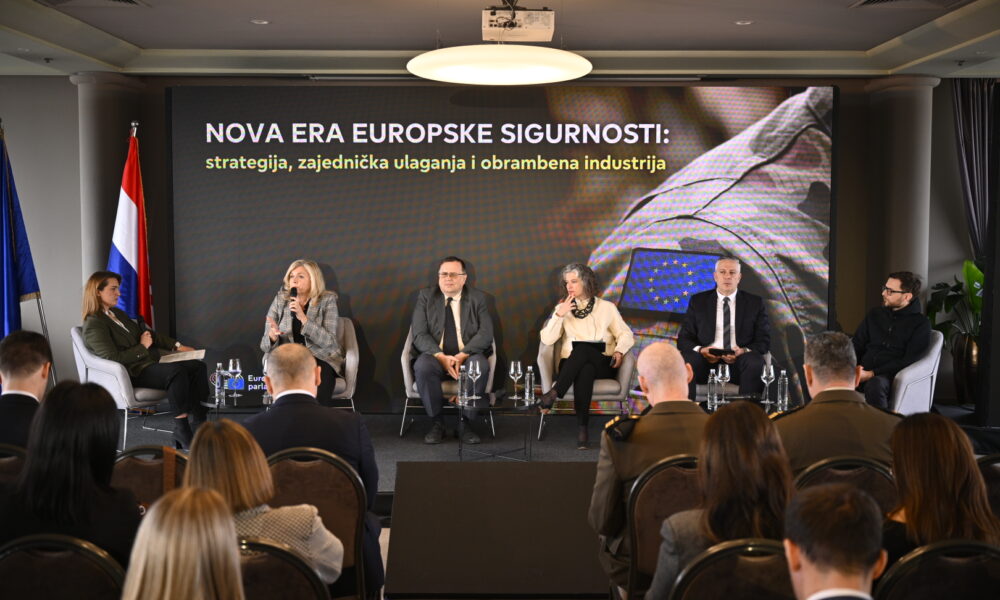 Panel rasprava o europskoj sigurnosti pred publikom i državnim zastavama.