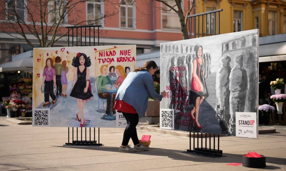 Umjetnica Marta Birkić oslikava radove kampanje Stand Up protiv uznemiravanja žena na javnom prostoru.