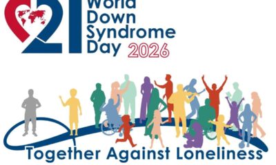 Fotografija je promotivna grafika posvećena Svjetskom danu osoba s Downovim sindromom 2026. U gornjem dijelu nalazi se veliki natpis “World Down Syndrome Day 2026”, a broj 21 stiliziran je tako da u sebi sadrži srce s prikazom zemaljske kugle. Time se simbolično naglašava globalna povezanost i važnost ovog datuma — 21. ožujka. Ispod toga istaknut je slogan “Together Against Loneliness”, koji naglašava zajedništvo i borbu protiv usamljenosti. Donji dio slike ispunjen je šarenim siluetama ljudi različite dobi i sposobnosti — djeca, odrasli, osobe u invalidskim kolicima, obitelji. Svi su prikazani u pokretu ili međusobnoj interakciji, što stvara osjećaj zajedništva, inkluzije i podrške.