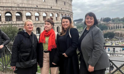 Skupina žena fotografira se ispred Koloseja u Rimu.