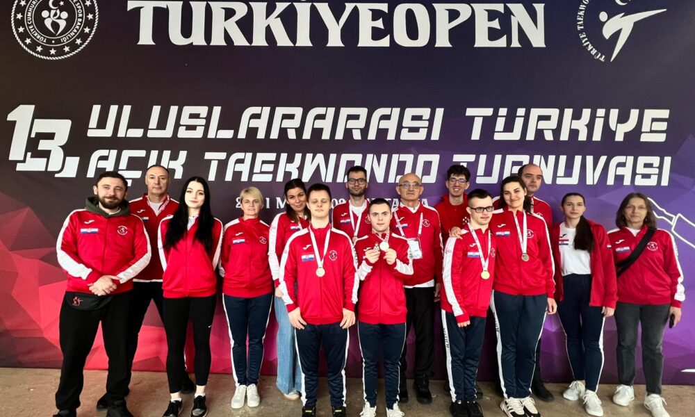 Hrvatska taekwondo reprezentacija pozira s medaljama na natjecanju Türkiye Open.