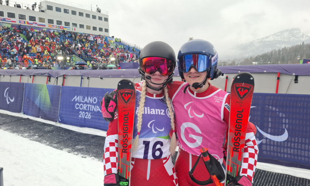 Hrvatska para-skijašica Karla i vodičica Iva poziraju sa skijama na Paraolimpijskom natjecanju Milano–Cortina 2026.