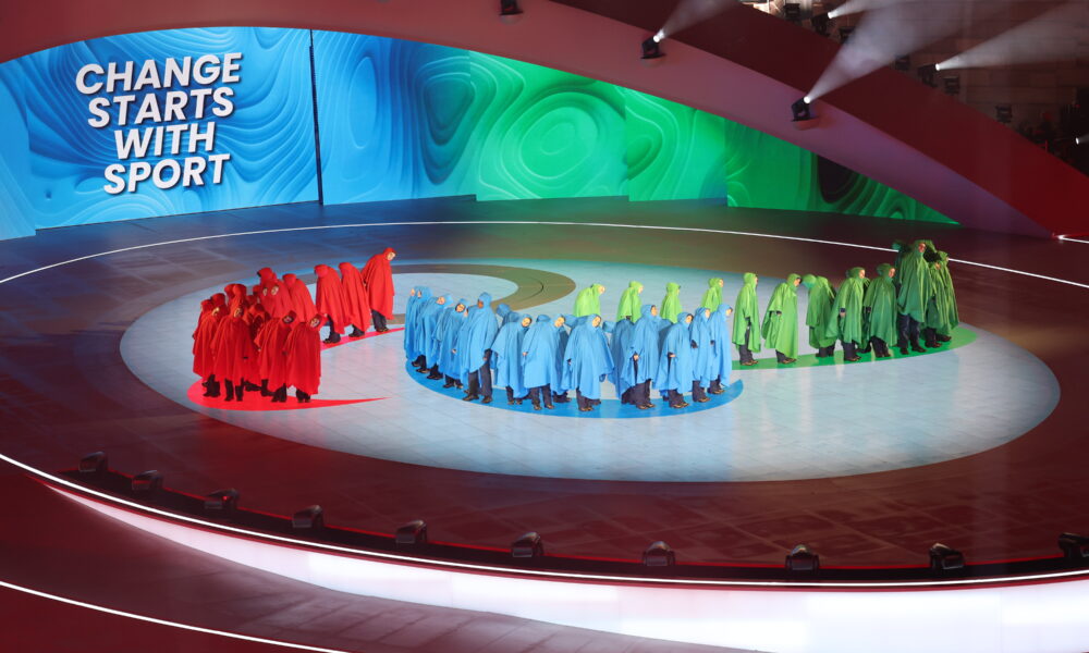 Sudionici u crvenim, plavim i zelenim ogrtačima nastupaju na svečanom otvaranju sportskog događaja u Veroni.