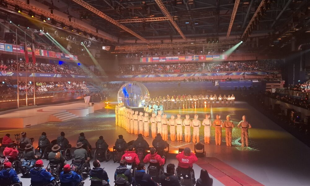 Ceremonija zatvaranja Paraolimpijskih igara Milano–Cortina 2026 u dvorani pred publikom i sportašima u kolicima.