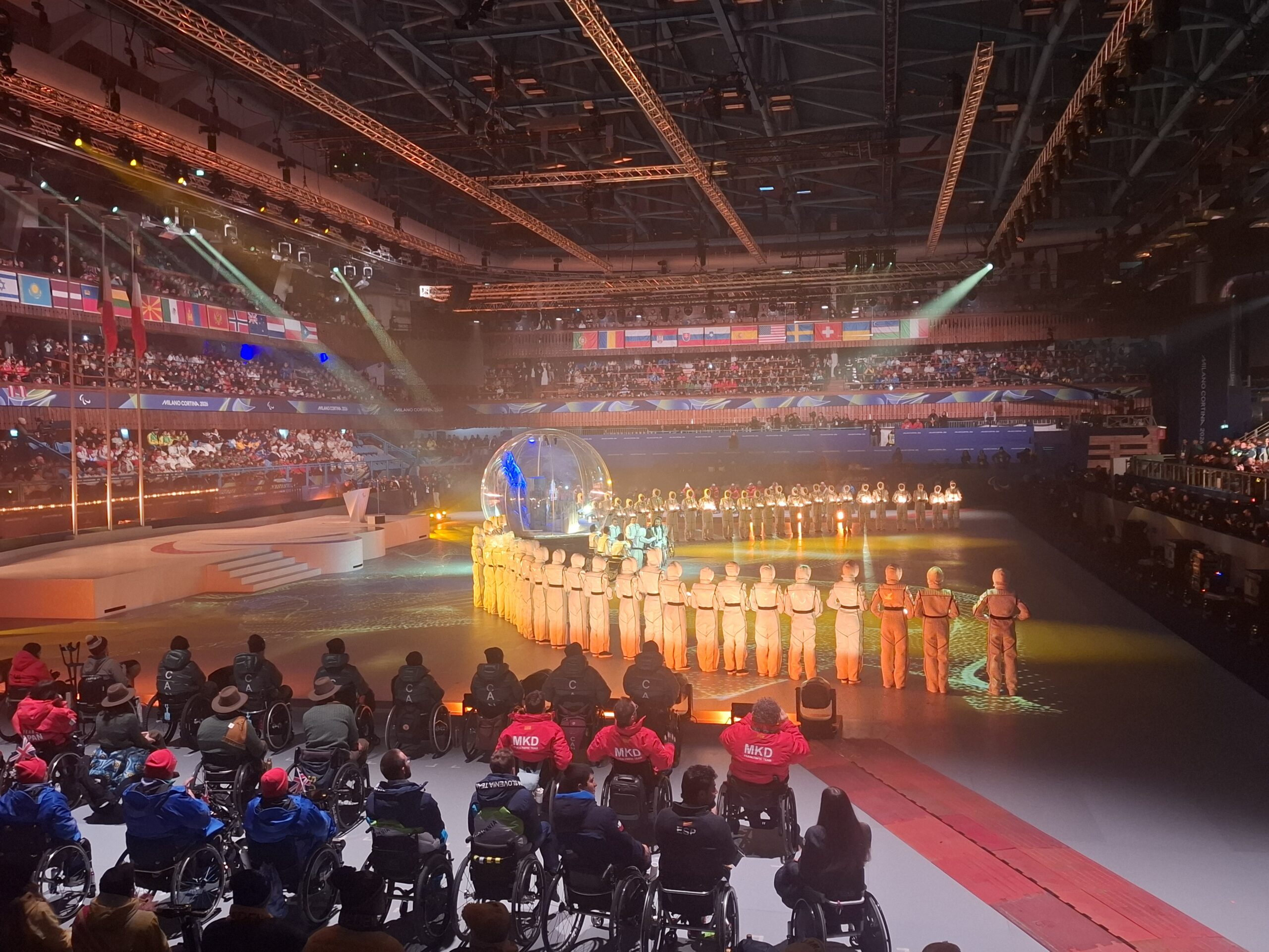 Ceremonija zatvaranja Paraolimpijskih igara Milano–Cortina 2026 u dvorani pred publikom i sportašima u kolicima.