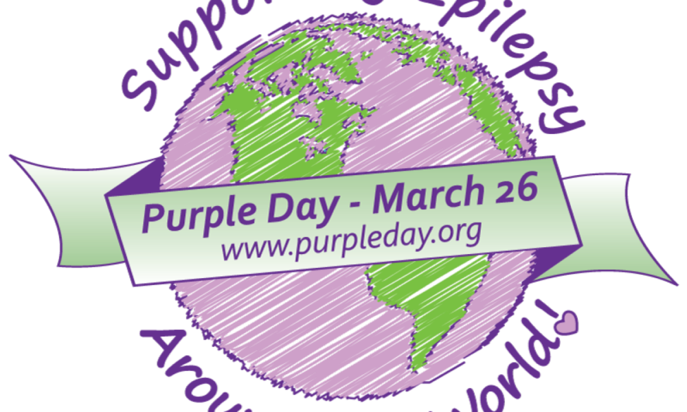 Na slici se nalazi ilustrirani logo posvećen Ljubičastom danu (Purple Day), globalnoj inicijativi za podizanje svijesti o epilepsiji. U središtu je stilizirana kugla Zemlje obojena u ljubičaste i zelene tonove, što simbolizira svjetsko zajedništvo i podršku oboljelima. Preko Zemlje proteže se svijetlozelena traka s natpisom „Purple Day – March 26” i web adresom „www.purpleday.org” . Oko kugle, kružno ispisan tekst glasi „Supporting Epilepsy Around The World”, što znači „Podrška epilepsiji diljem svijeta”. Na dnu desno nalazi se mali ljubičasti srcoliki simbol koji dodatno naglašava poruku suosjećanja i podrške. Cijeli dizajn dominiraju ljubičasta i zelena boja, pri čemu ljubičasta predstavlja svijest o epilepsiji, a vizual ostavlja dojam globalne povezanosti i solidarnosti.