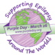Na slici se nalazi ilustrirani logo posvećen Ljubičastom danu (Purple Day), globalnoj inicijativi za podizanje svijesti o epilepsiji. U središtu je stilizirana kugla Zemlje obojena u ljubičaste i zelene tonove, što simbolizira svjetsko zajedništvo i podršku oboljelima. Preko Zemlje proteže se svijetlozelena traka s natpisom „Purple Day – March 26” i web adresom „www.purpleday.org” . Oko kugle, kružno ispisan tekst glasi „Supporting Epilepsy Around The World”, što znači „Podrška epilepsiji diljem svijeta”. Na dnu desno nalazi se mali ljubičasti srcoliki simbol koji dodatno naglašava poruku suosjećanja i podrške. Cijeli dizajn dominiraju ljubičasta i zelena boja, pri čemu ljubičasta predstavlja svijest o epilepsiji, a vizual ostavlja dojam globalne povezanosti i solidarnosti.