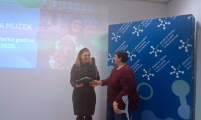 Dodjela nagrade volonterki godine uz prezentaciju u pozadini.