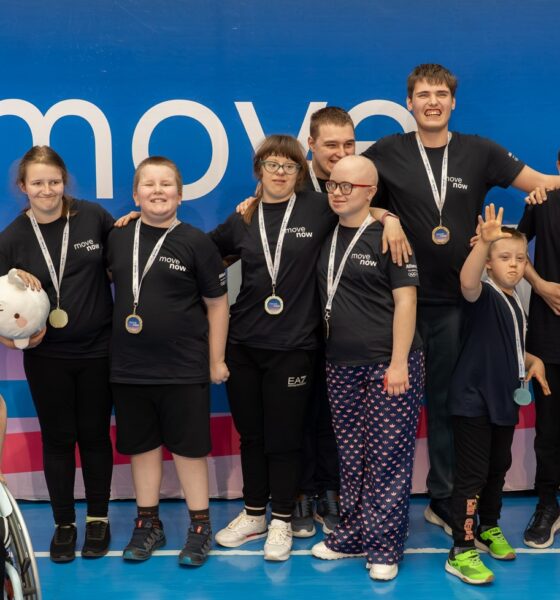 Fotografija prikazuje nekoliko djece s teškoćama u razvoju koji oko vrata imaju medalje. Jedan je dječak u kolicima, a jedna cura drži plišanu igračku.