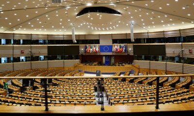 Fotografije prikazuje veliku dvoranu s puno mjesta, dok se u daljini vidi slika zastave Europske unije.